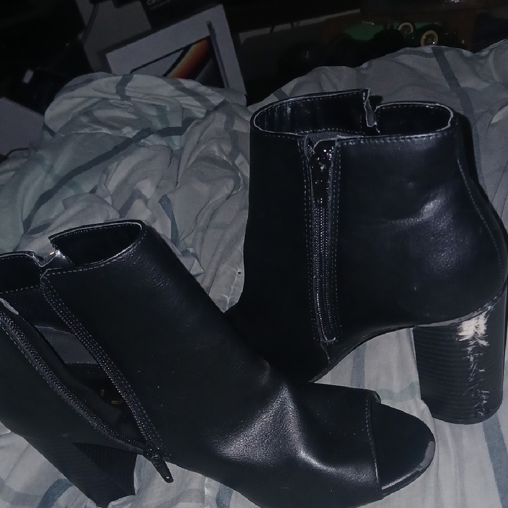 Sleek Black Ankle Boots with Chunky Heel